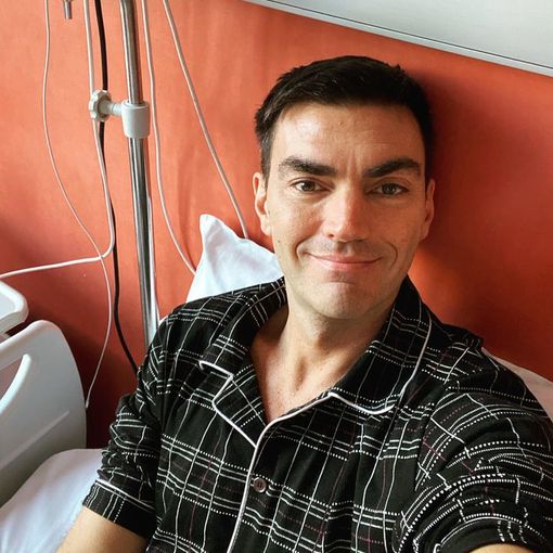 Il dj e producer Gabry Ponte in un letto di ospedale