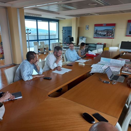 Tavolo di persone in riunione