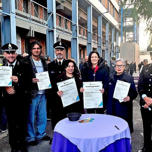 persone che inaugurano una panchina