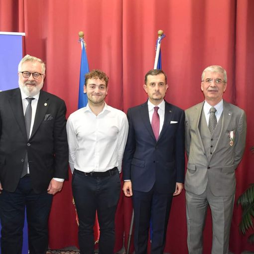 Norbert Kereszteny, lo studente di medicina romeno di Castellanza ha ricevuto un Diploma di Merito offerto dall’Ambasciatore della Romania George Bologan