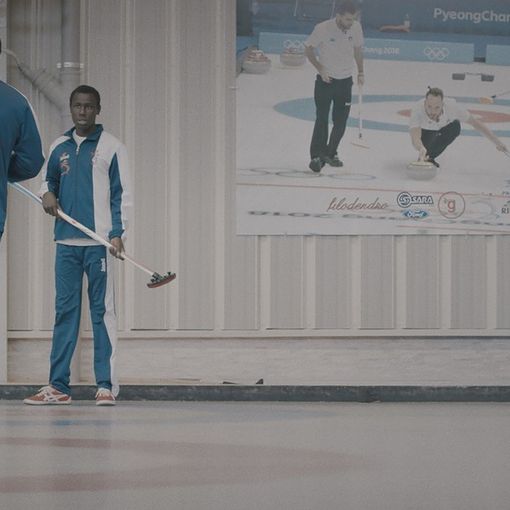 Sei migranti scoprono il curling e la loro storia apre “Glocal d’estate”