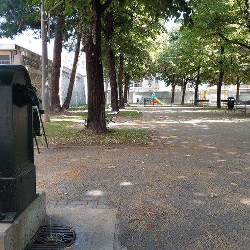 giardini di torino con fontanella in primo piano