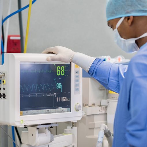Giornate della Cardiologia, medico guarda il monitor