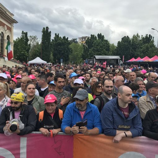 Ivrea “la Bella” si tinge di rosa: grande festa per la partenza del Giro d’Italia