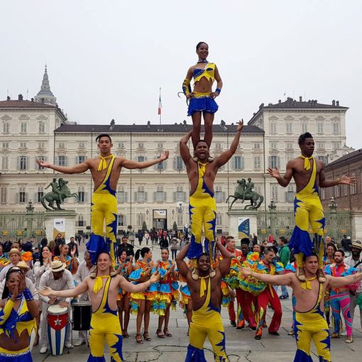 Flashmob di CirCuba questa mattina in Piazza Castello