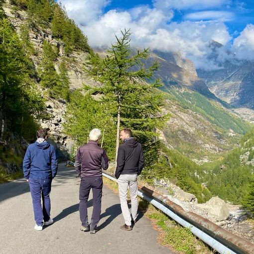 tre persone passeggiano al Parco del Gran Paradiso di spalle