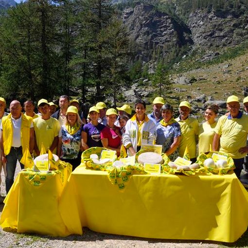 I pastori del progetto “Ami i lupi? Adotta un pastore” al mercato di “Campagna Amica” di Torino