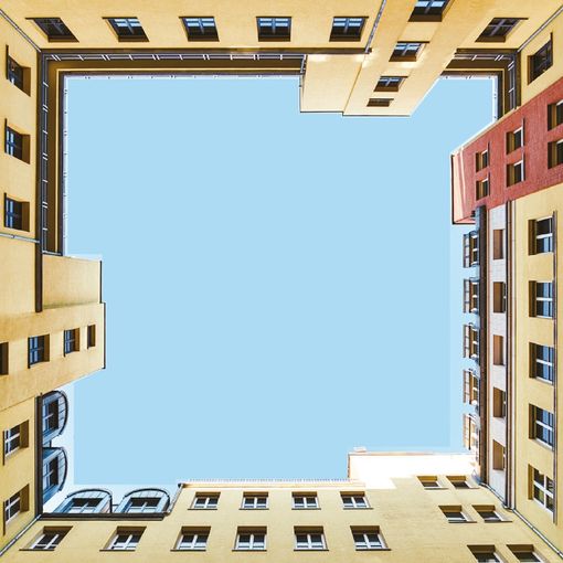 cortile e condominio visto dal basso