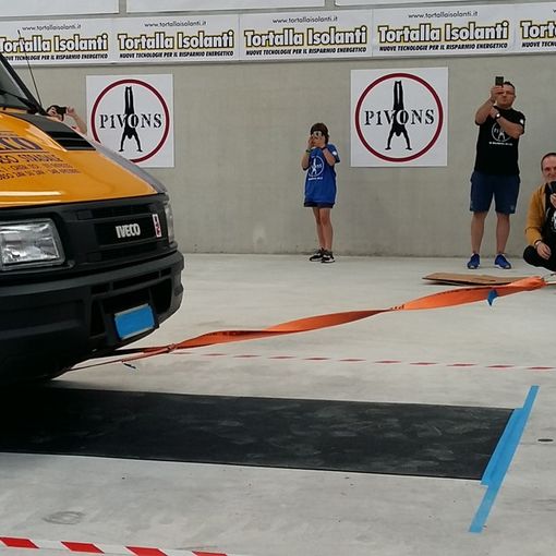 Villar Perosa: traina una Golf su un carro attrezzi, camminando sulle mani per battere il record mondiale