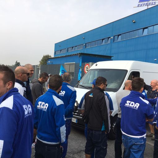 100% di adesione allo sciopero davanti alla SDA Express di Settimo Torinese