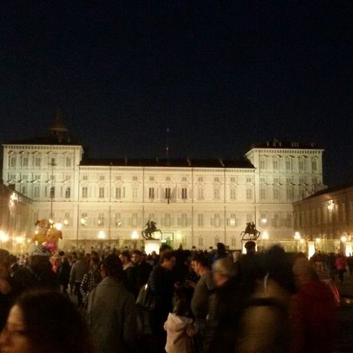 Folla delle grandi occasioni a spasso per Torino