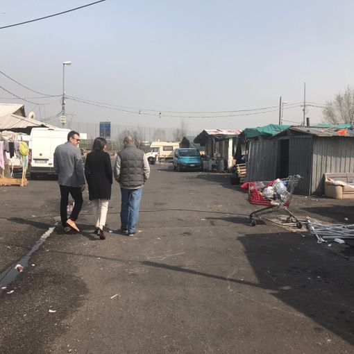 Sopralluogo di Appendino e il consigliere Unia al campo rom di strada dell'Aeroporto: &quot;Trovare soluzioni concrete&quot;