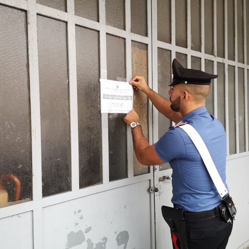 Scoperto  dai carabinieri un laboratorio clandestino: lavoro nero e nessuna igiene [FOTO e VIDEO]