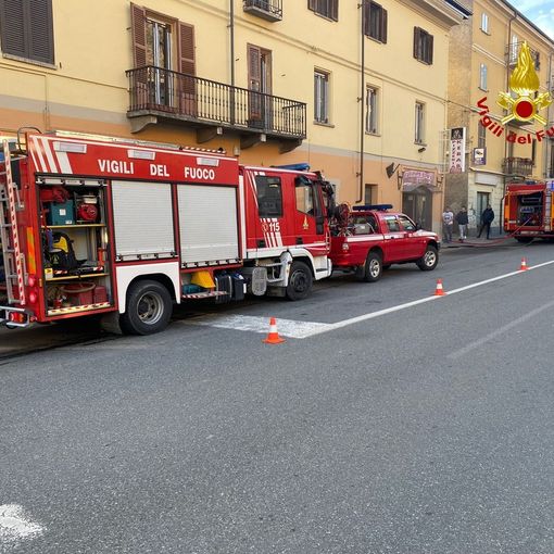 I Vigili del fuoco spengono incendio in una pizzeria a Susa