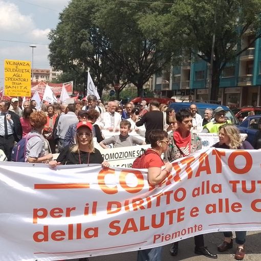 In migliaia alla &quot;marcia&quot; per denunciare la politica sanitaria del Piemonte: in piazza medici, infermieri e professionisti della Salute