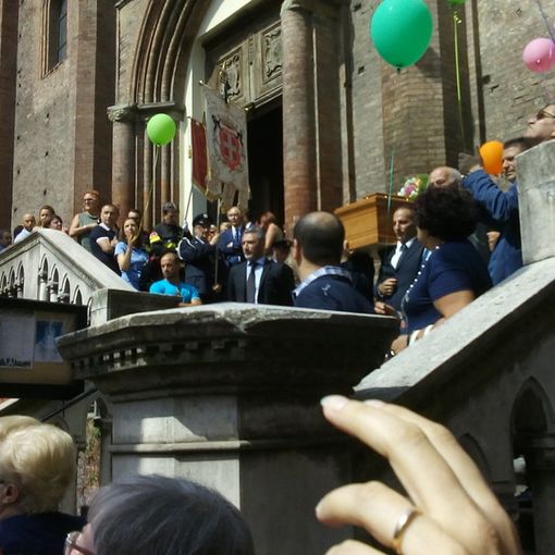 Moncalieri e l’ultimo saluto a Elisa: “Ci ha insegnato per cosa vale la pena vivere” (FOTO E VIDEO)