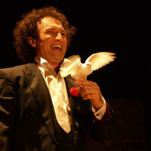 Il Mago Budinì, tra clown e illusioni al Circolo della Magia