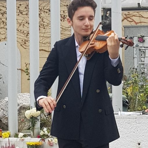 Il violinista Gioele Pierro durante l'esibizione dello scorso anno