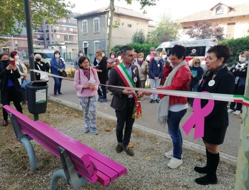 Chieri, inaugurazione delle panchine rosa in Viale Diaz