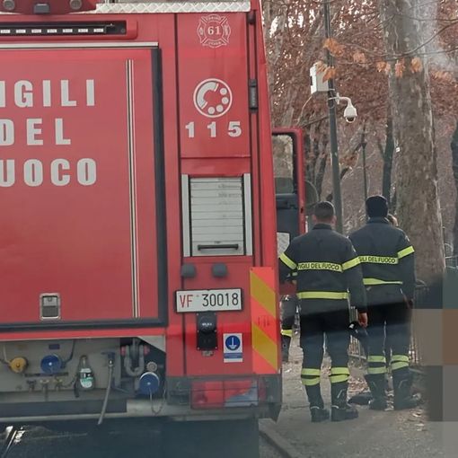 Abusivi accendono un falò nel giardino, intervengono i pompieri: “Sicurezza a rischio”