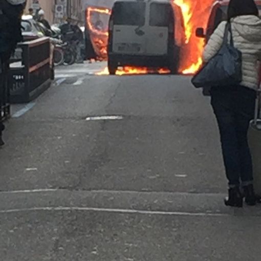 Furgone avvolto dalle fiamme in centro a Torino