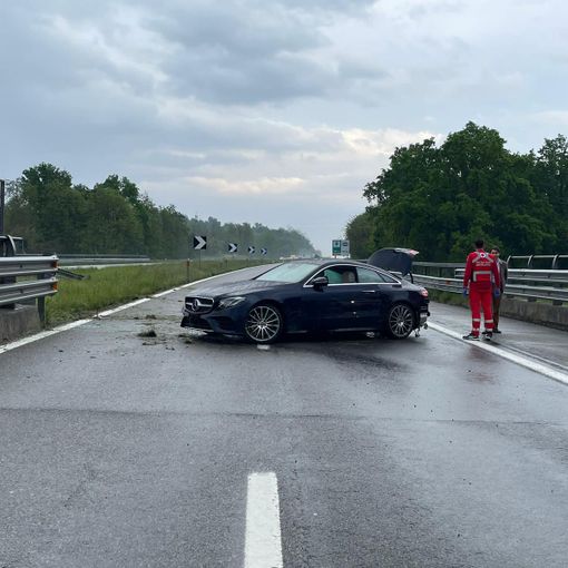 Incidente sulla Ivrea-Santhià: auto invade la carreggiata opposta, nessun ferito