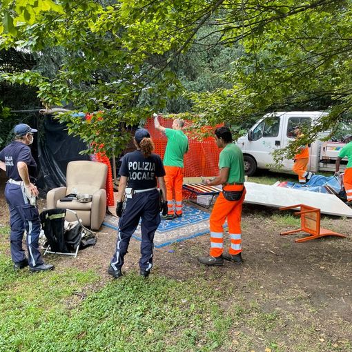 Sono stati rimossi i rifiuti, così come i giacigli e ripari improvvisati
