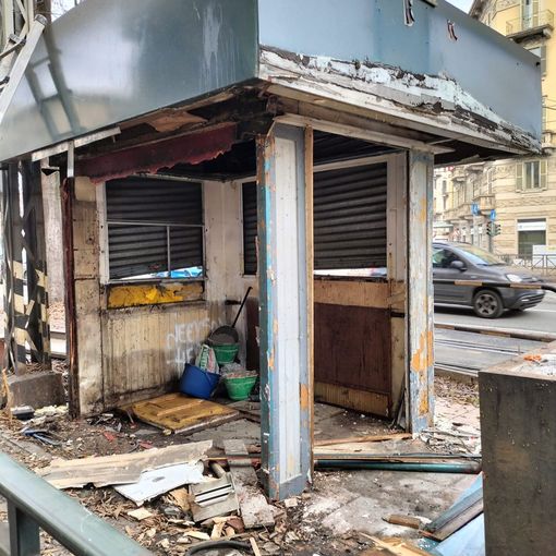 Chiosco abbandonato di corso Peschiera, in corso la rimozione