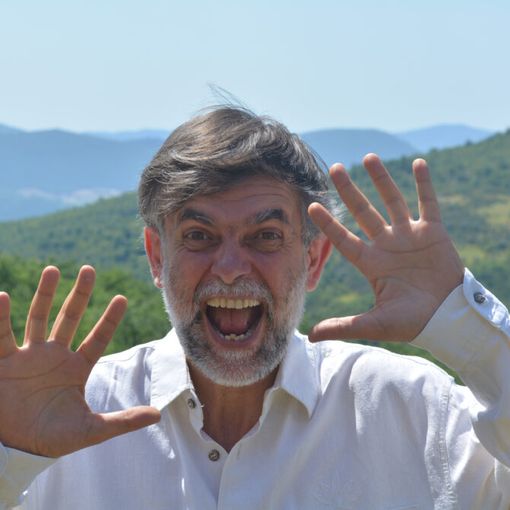 Com'è essere figlio di Dario Fo e Franca Rame? Jacopo Fo lo racconta a teatro