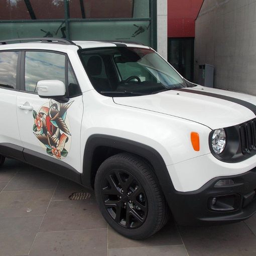 Una Jeep Renegade in versione “tatuata”, esposta al Palavela per il Torino Tattoo Convention