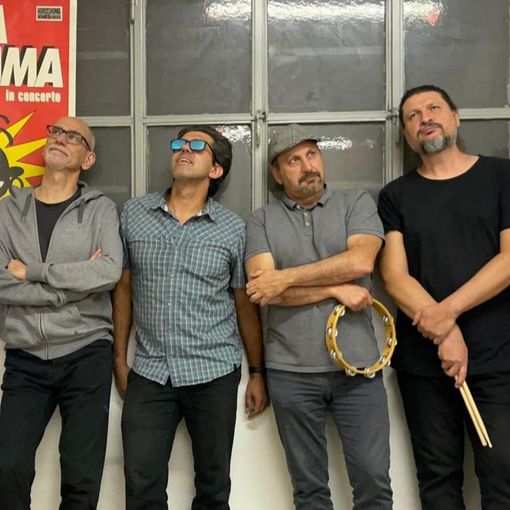 musicisti insieme in piedi