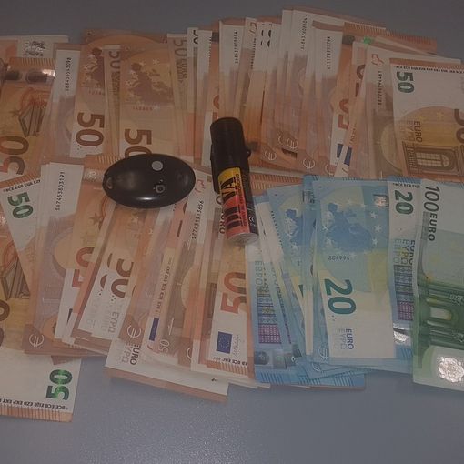 Distraevano le pensionate chiedendo informazioni stradali: presi i ladri della Crocetta