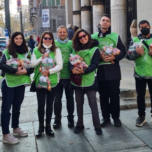 L'Associazione Prevenzione Tumori nelle piazze di Torino e provincia con &quot;La prevenzione dà buoni frutti, cogli la mela per la vita&quot;