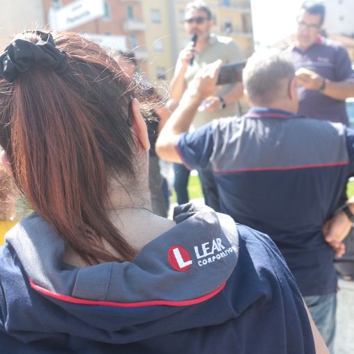 La vertenza Lear non va in ferie, i lavoratori in presidio davanti alla Regione
