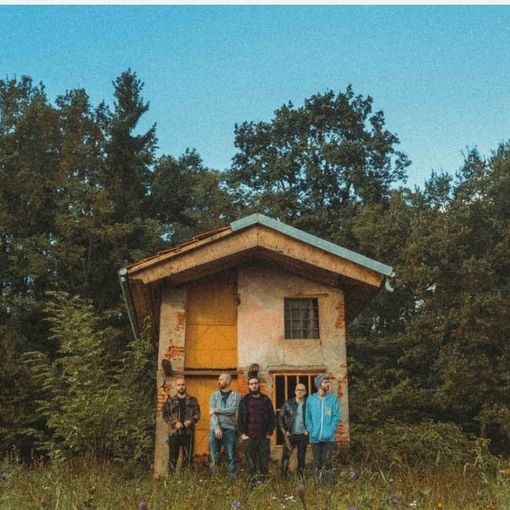Low Standards, High Fives: atmosfere musicali internazionali e frammenti di realtà