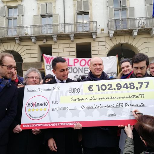 &quot;Noi restituiamo i soldi ai cittadini&quot;: Di Maio a Torino per la donazione dei consiglieri regionali del M5S ai volontari AIB
