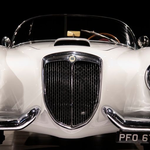 Il &quot;sorpasso&quot; all'italiana, con la sensualità di &quot;B.B.&quot;: così la Lancia Aurelia ha conquistato i cuori
