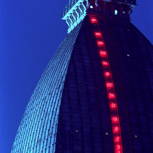 Luci d'artista firmate Mario Merz: installazione permanente sulla Mole