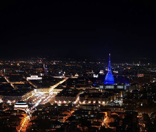 Torino propone un turismo senza Covid. E la Mole si illumina per festeggiare
