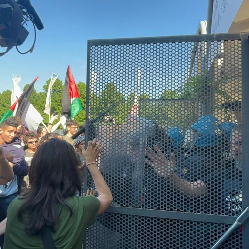 “All eyes on Rafah. Blocchiamo tutto”: corteo pro Palestina davanti al Salone del Libro