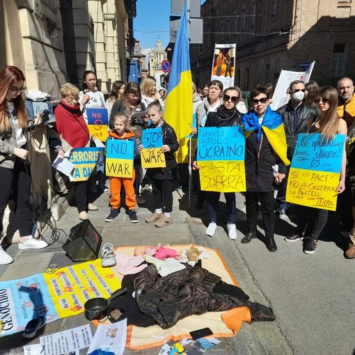 manifestazione con bandiere ucraine