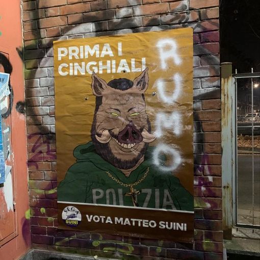Manifesti &quot;sfottò&quot; contro Salvini a Palazzo Nuovo: &quot;Prima i cinghiali: vota Matteo Suini&quot;
