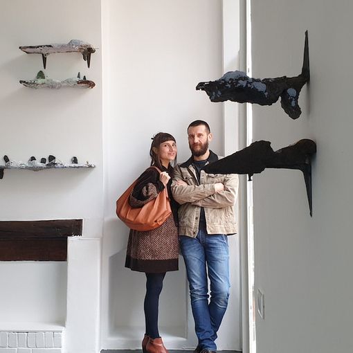 Chiude, con grande afflusso dei visitatori, ma prosegue online la mostra “dona ferentes” di Manuele Cerutti e Francesca Ferreri
