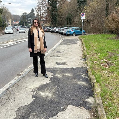 La consigliera Pratis in viale Thovez