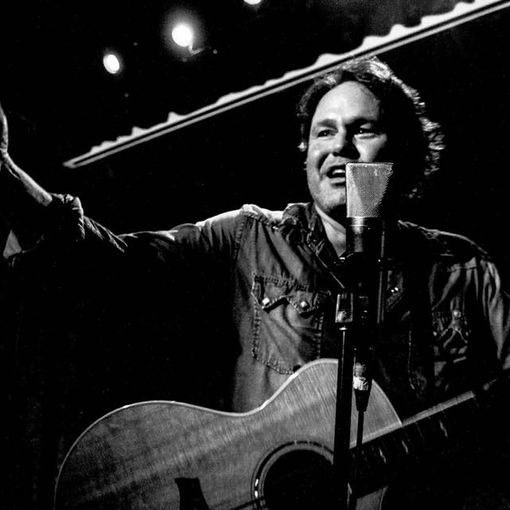 La “voce marinata nell’anima” del cantautore Martin Sexton presenterà stasera il suo nuovo disco al FolkClub