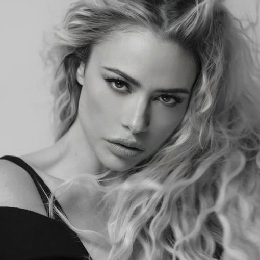&quot;Cantando sotto la pioggia&quot;,  il musical hollywoodiano al Teatro Alfieri con protagoniste Flora Canto e Martina Stella