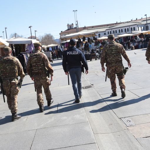 I militari pattugliano tra i banchi di Porta Palazzo. Il Prefetto: &quot;Segno tangibile in tema di sicurezza&quot; [FOTO E VIDEO]