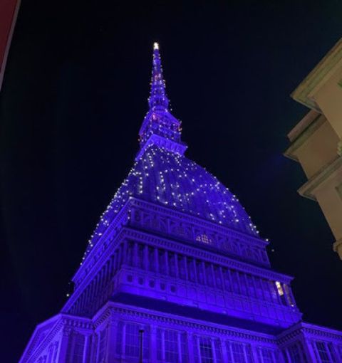 La Mole Antonelliana si illumina di blu per la giornata internazionale delle Lingue dei Segni