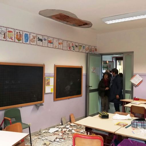 Crollo soffitto alla scuola di Nichelino, Rodari chiusa domani: sindaco sospende ditta appaltatrice