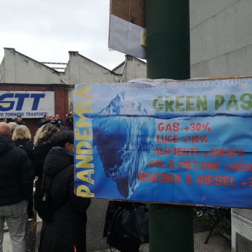 Presidio dei No Green Pass davanti alla sede di Gtt: &quot;No ai ricatti&quot; [VIDEO]